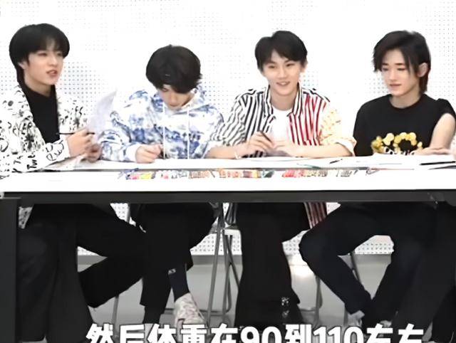 刘耀文宋亚轩情侣装(刘耀文宋亚轩女装照)