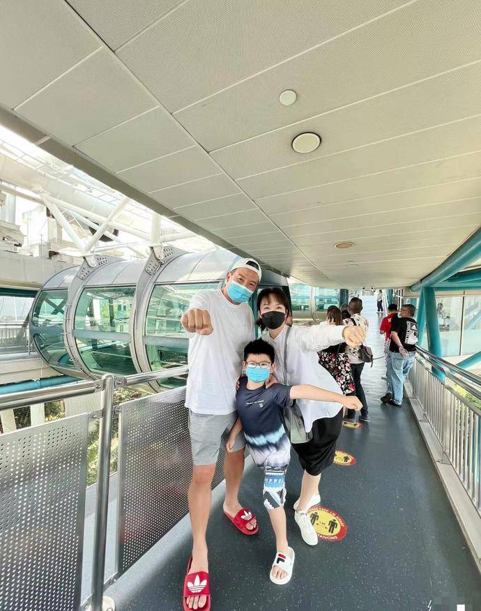 新加坡第一美女范文芳庆祝丈夫生日!像女孩一样又白又漂亮,7岁的儿子长得像他爸爸。