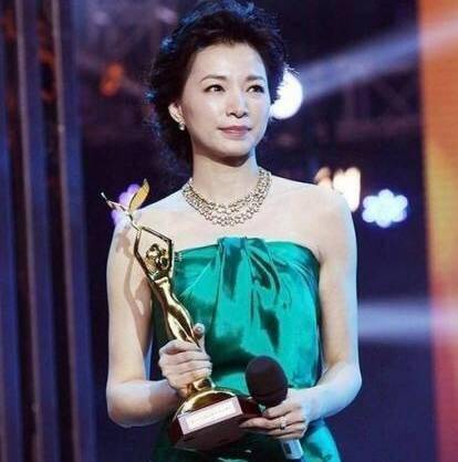 和董卿在一起6年,和倪萍是舞台搭档。56岁的程倩现在已经是冻男神了。