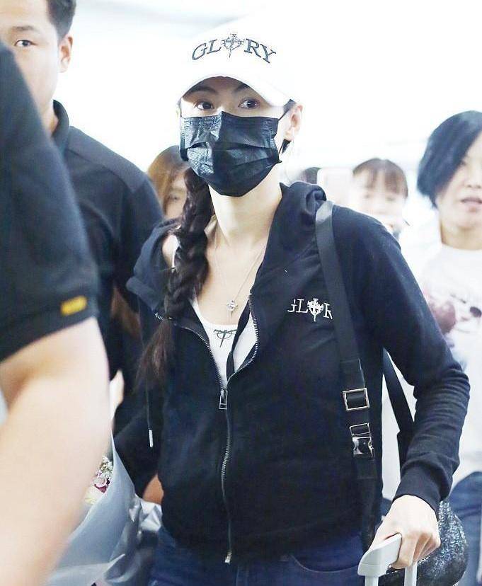 王菲小林青霞机场的近照,一个女强人随风而行,一个低调的女人手捧鲜花。