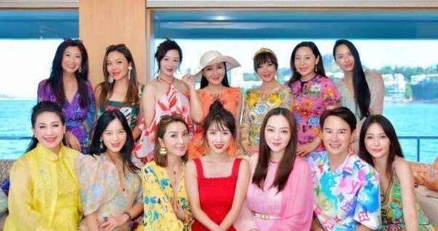 李连出席港台派对!腰挎万元包太时尚,吕良伟老婆秀身材。