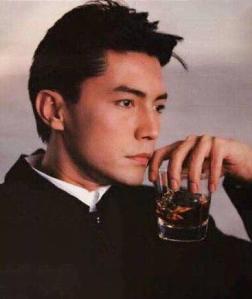 他是由养母带大的。他是亚洲最漂亮的男人。27岁分手,68岁仍单身。