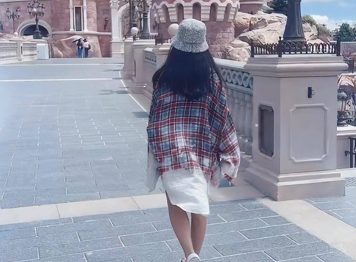 王在迪斯尼的新照片引起了人们的注意。李佩服女儿的毅力,项链价格不菲。