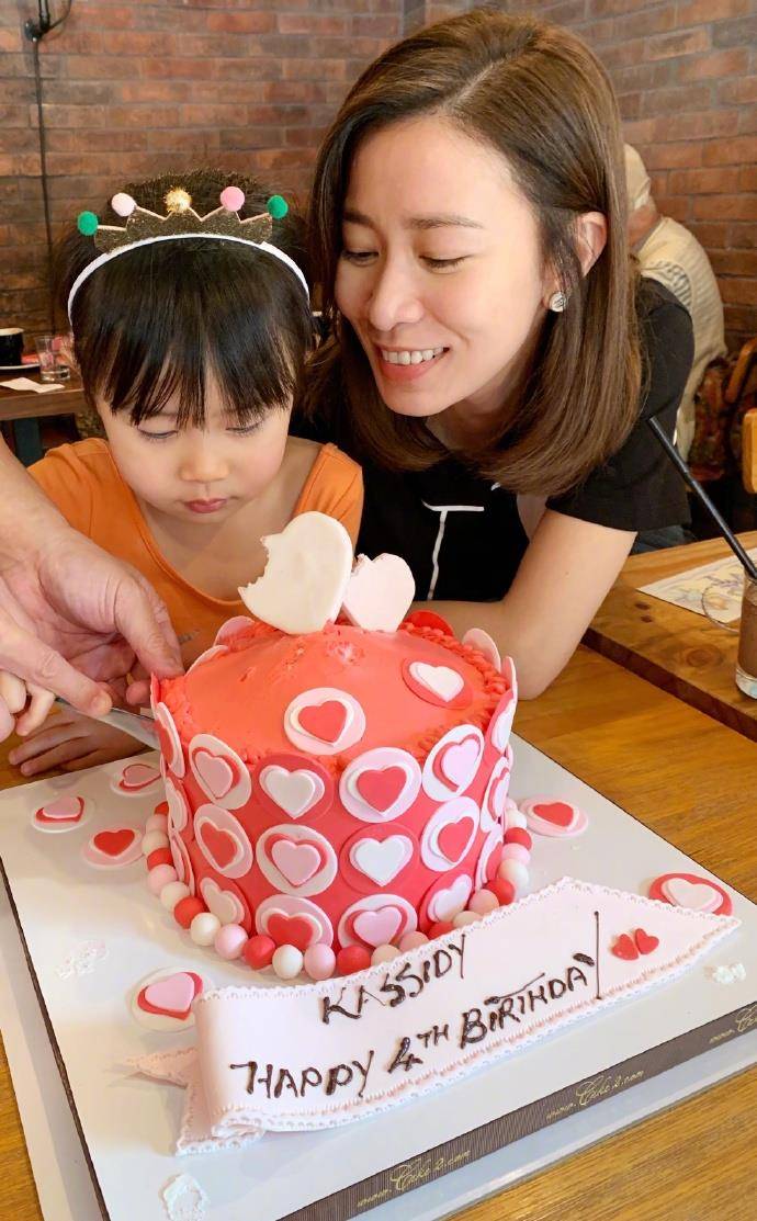 佘诗曼沐浴在阳光中庆祝女儿的生日。她的母爱溢于言表,她灿烂的笑容很美。