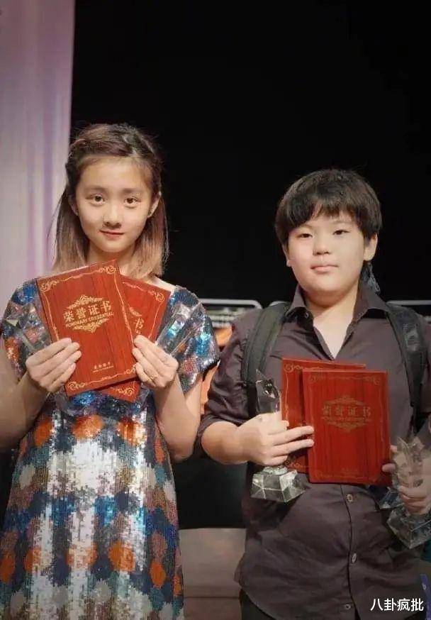 黄磊用心良苦！黄多多秀英文联健身，过度营销被吐槽！