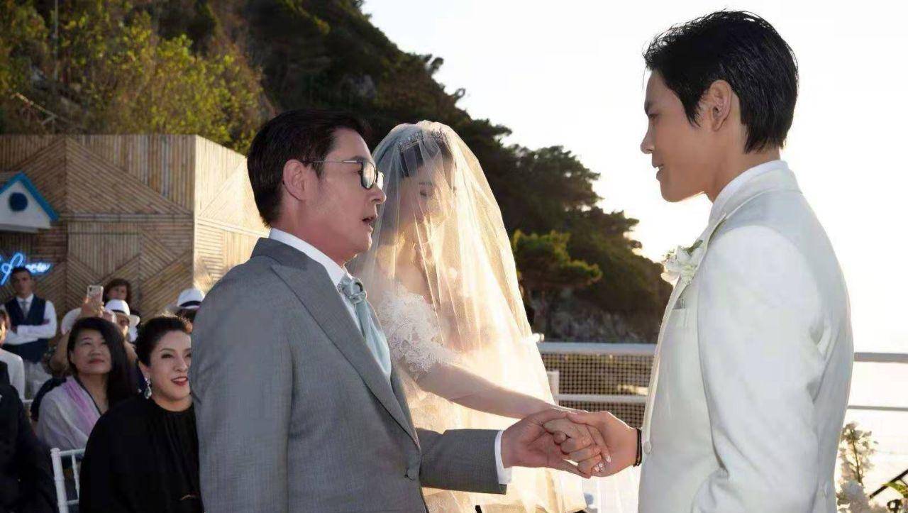 配上Bea  Hayden婚礼的唯美现场照，郭爸爸一脸严肃，双方公婆表情各异。