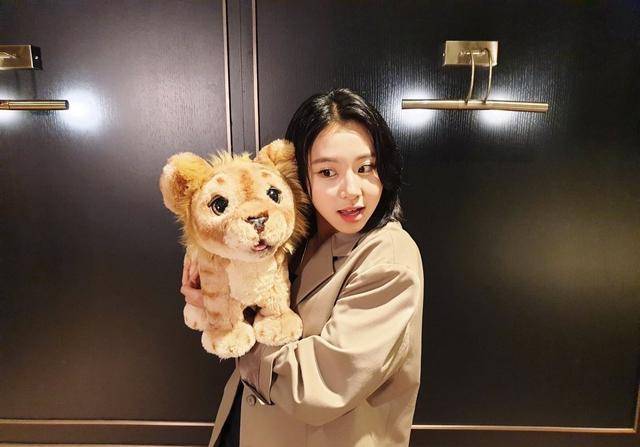 蔡颖两次坦率地让这个群体沉默：不喜欢回复消息，但想做自己的人。