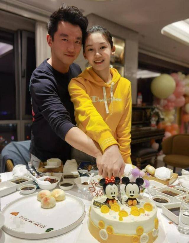 昕薇晒着月亮！产后恢复很快，老公Ryan贴心的陪着超开心。