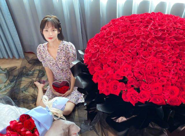 郭美女Jacky的真爱?珍妮穿着碎花裙,身旁的玫瑰花太抢眼了。