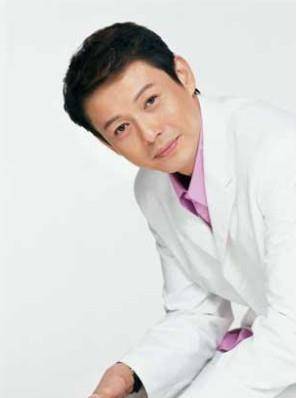 和董卿在一起6年,和倪萍是舞台搭档。56岁的程倩现在已经是冻男神了。