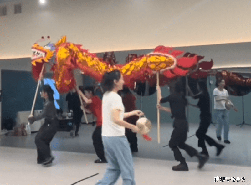 晒彩排花絮，打龚表情夸张，Ar  Fi舞龙太狠。