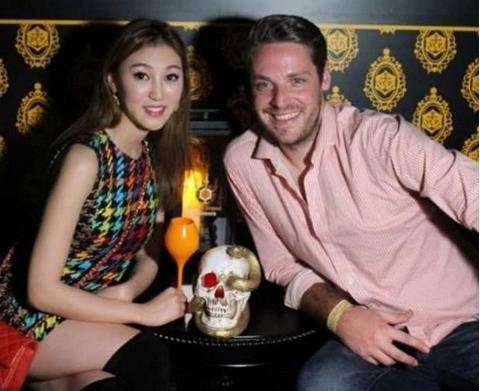 68岁的何鸿燊昔日心腹吴志诚,40岁的HKU大三学生何艳娟的《忘年交》