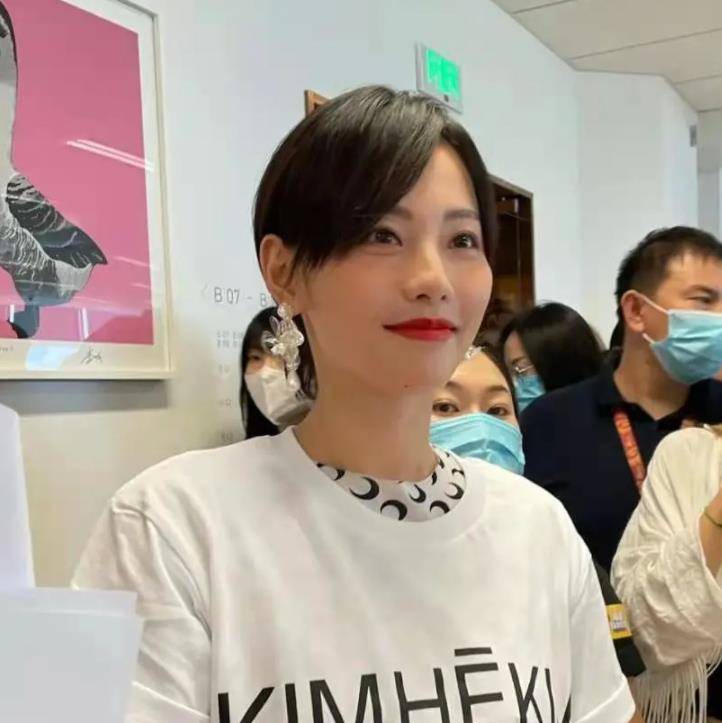 珍妮被拍到扫楼,raw图片的价值被热议。看来电视剧确实有滤镜。