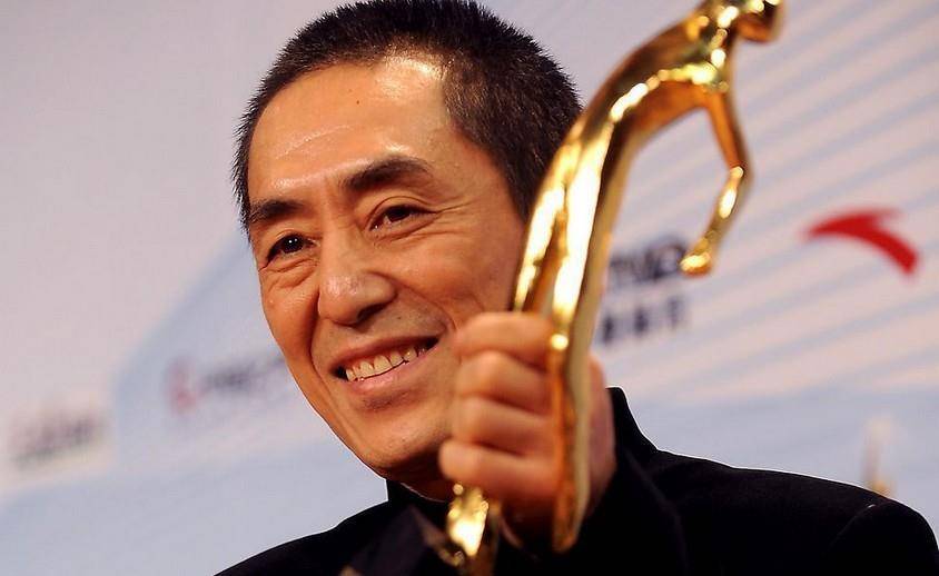 张艺谋娶19岁(71岁张艺谋携娇妻买豪车)