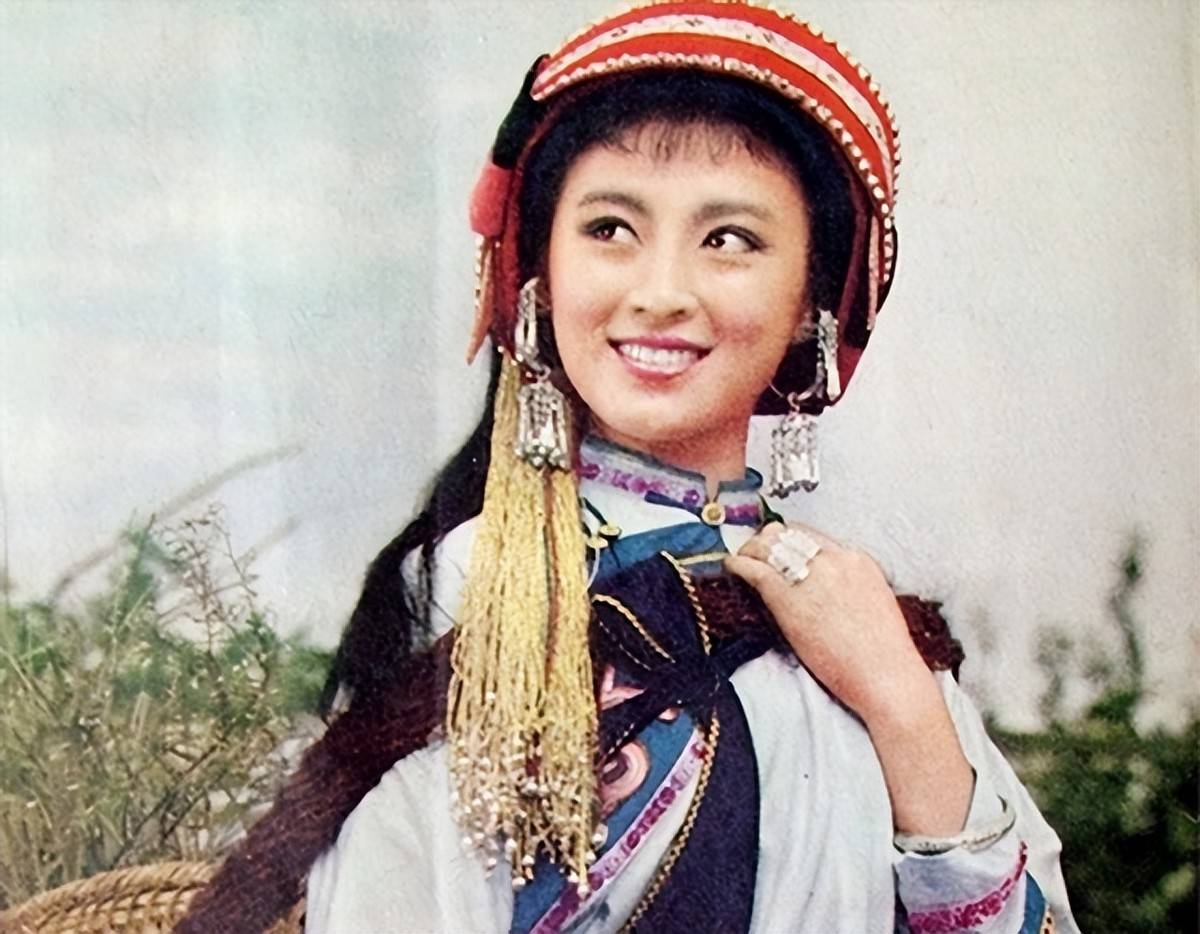 “阿诗玛”杨丽坤去世22年了，唐凤楼还是忘不了。连公司都是她的名字。