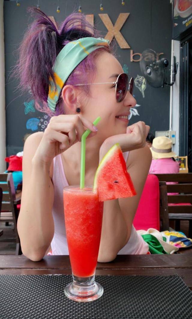 卢卡斯很开心!张柏芝晒着母亲和儿子的海边照片,和儿子手拉手走在沙滩上。