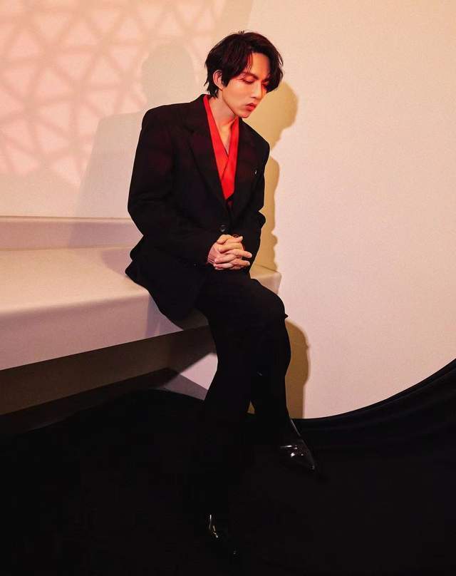 35岁的林宥嘉拍照帅气，下巴尖得像锋利的匕首。粉丝担心她太瘦不健康。