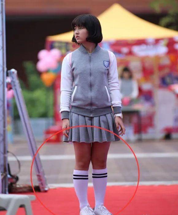 12岁的张子枫的“肉肉照”火了,她的大腿比现在粗一倍,不愧是美丽狂人!