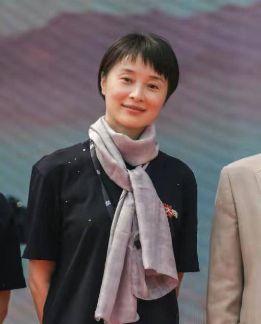 休《县委大院》路透社曝光,一袭白衬衫,表情严肃。