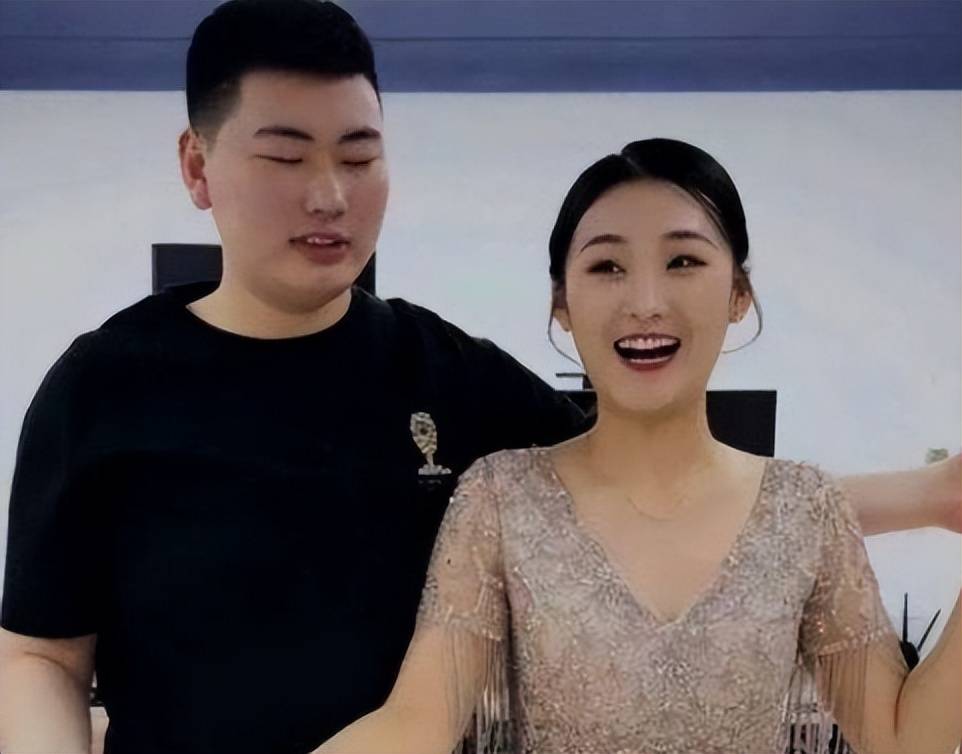 新媳妇,大衣哥忙着用破塑料布盖垃圾堆,满身大汗,头上苍蝇乱飞。