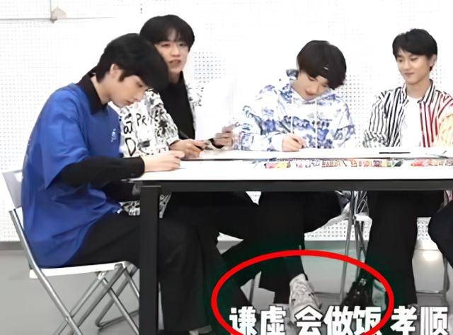 刘耀文宋亚轩情侣装(刘耀文宋亚轩女装照)