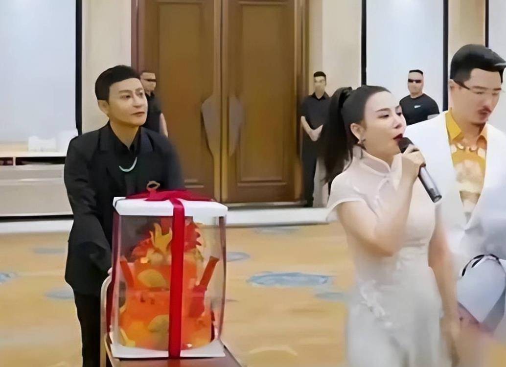 陈志朋晒蛋糕庆生(陈志朋出席网红生日宴，负责推蛋糕被群嘲，一次30万你推不推？)