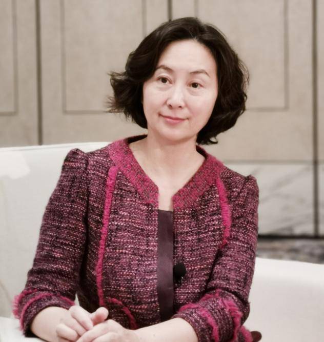 你无法想象与崩牙驹断交,与西米华竞争,拉拢梁安琪和何超琼的手段。