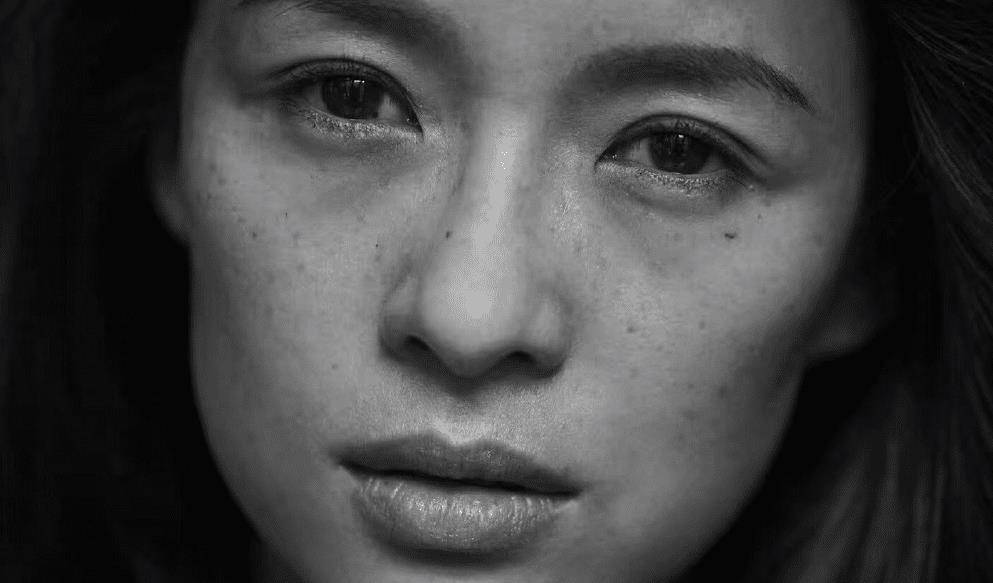 章子怡近照素颜(章子怡黑白素颜照)