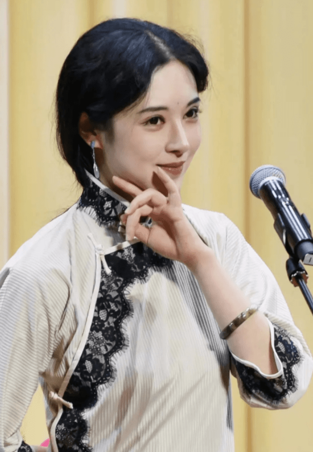 知名相声女演员半夜被“袭击”，卧室门被射成碎片，有明显弹孔。