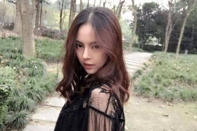 还记得《长江七号》的富二代男孩吗?现在21岁,换回女装,美得认不出来。