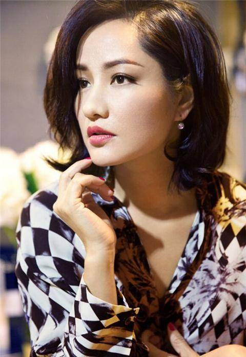 屈生日那天，胡在卡点送上祝福。他的友谊30年没变。爱上四个男人后，