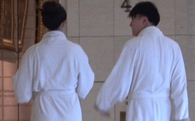 这位30岁的女演员穿着浴袍与一位富商约会，她并不回避接受采访。她坦言：他老婆也知道。