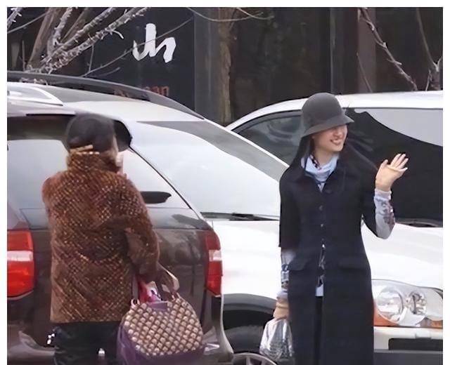 《美女暴击》刘亦菲：身价过亿，一件棉袄穿了十年，现在国籍有争议。