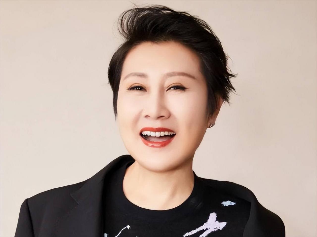 看到《幸福到万家》，气得质问赵。原因引起了观众的笑声。