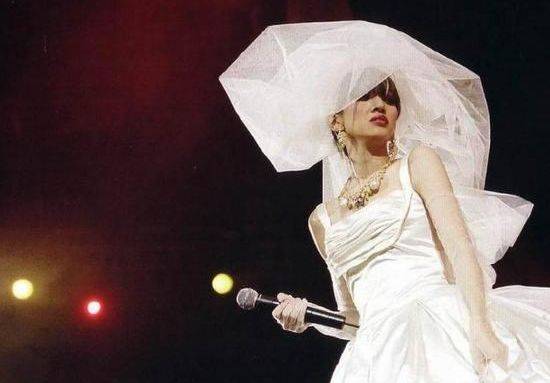 名人的葬礼(死后30万人为她送葬)