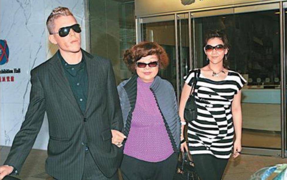 我爸不管，我妈不在。有一次我跪在男朋友面前求他不要走。郑投诉过郑吗？