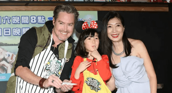 我父亲去了哪里？我的父母在夏天离婚了，我的母亲黄承认她的朋友曾暗指沙利克是垃圾。