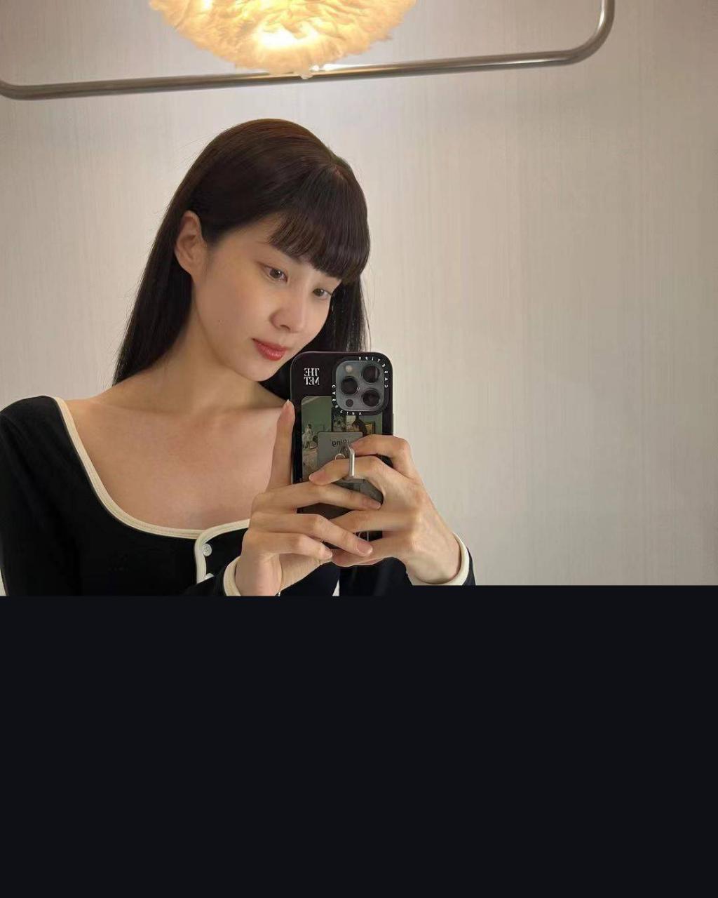 徐贤，一个十几岁的女孩，穿着“啦啦队长制服”，展示了她的芭比娃娃身材。回到15年前？