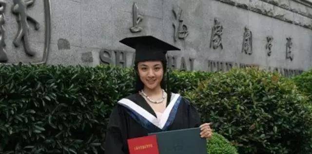 Sunny拍了一张20岁学生舔嘴唇的照片。网友:他学生时代有这么吸引人吗?