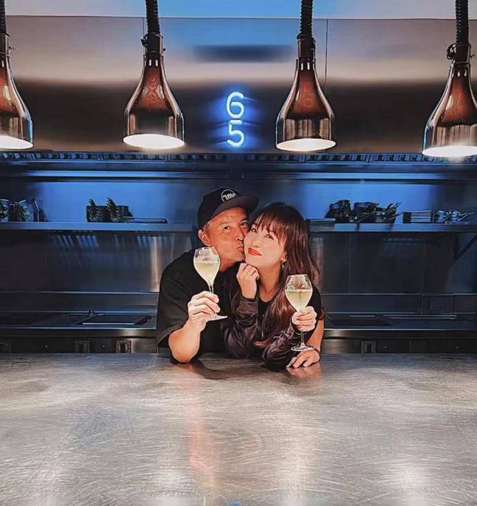 新加坡第一美女范文芳庆祝丈夫生日!像女孩一样又白又漂亮,7岁的儿子长得像他爸爸。