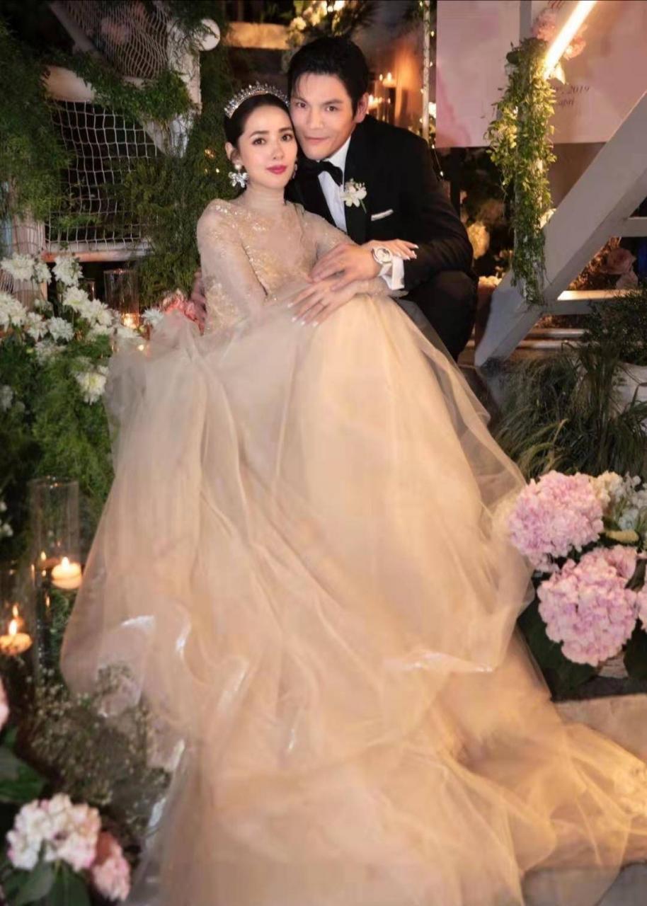 配上Bea  Hayden婚礼的唯美现场照,郭爸爸一脸严肃,双方公婆表情各异。