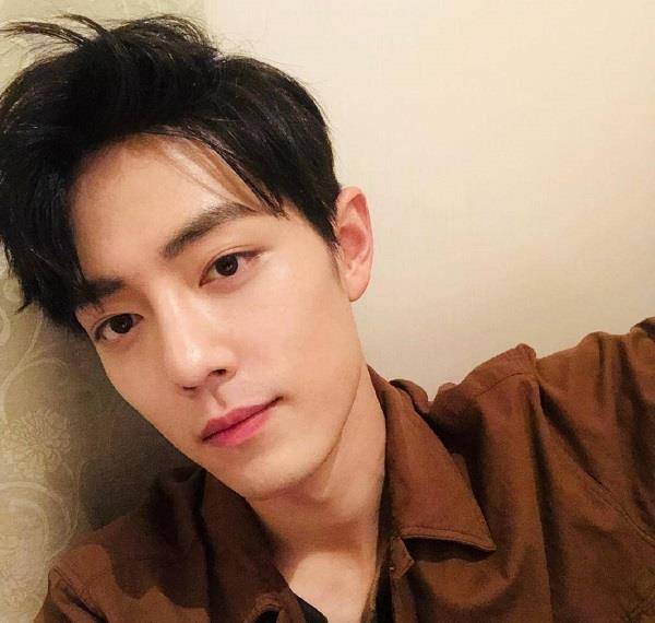 肖恩笑自己戴眼镜“丑”。粉丝们看到他大学的毕业照后,都闭嘴了。