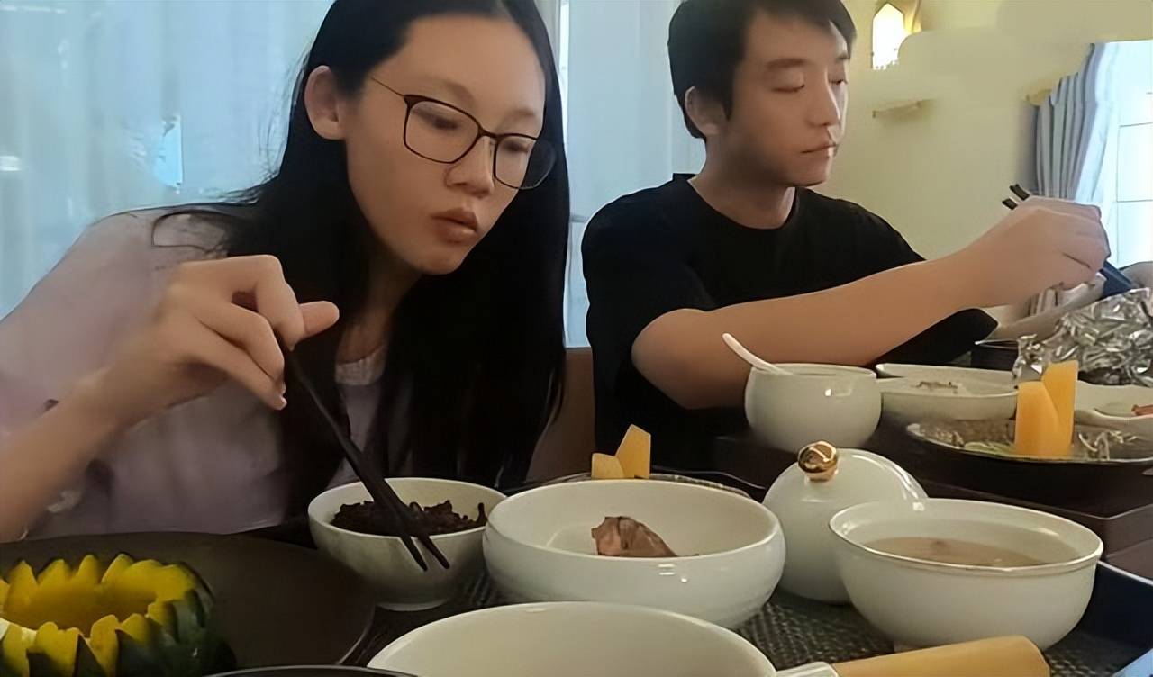 昕薇晒着月亮！产后恢复很快，老公Ryan贴心的陪着超开心。