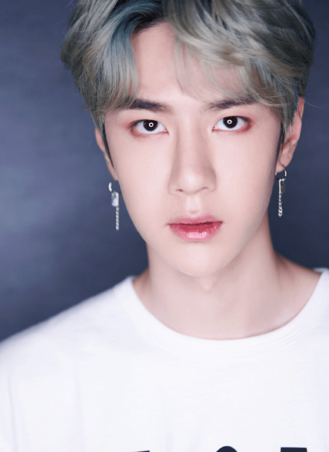 易博的颜值也“崩”了?浮肿的脸和粗糙的皮肤,离开滤镜比路人还惨。