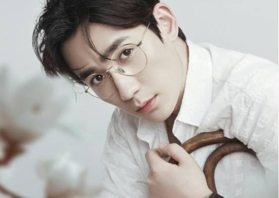 朱一龙是怎么坚持了十年才成名的(颜值与实力并存的国民偶像朱一龙)