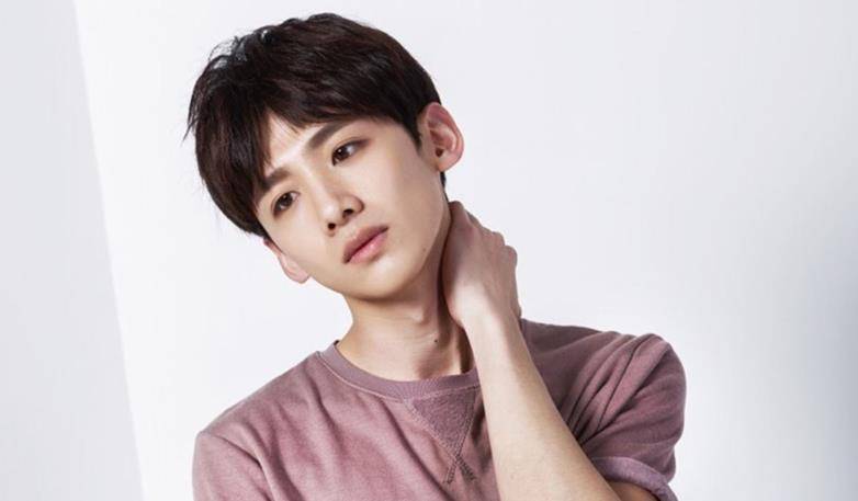 白敬亭是不是明星(白敬亭同期明星)