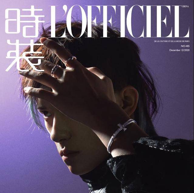 易烊千玺穿军装照片(易烊千玺黑衣照)