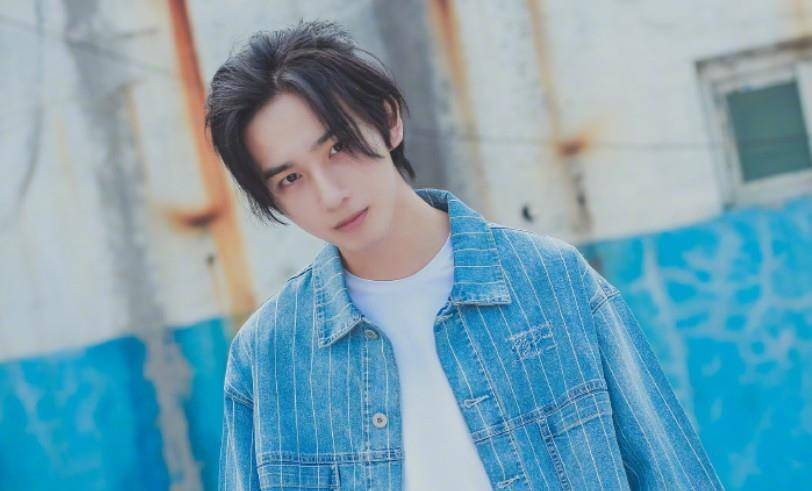 凭借《变形计》走红娱乐圈的幸运男孩李宏毅,至今仍是赵露斯的绯闻男友。