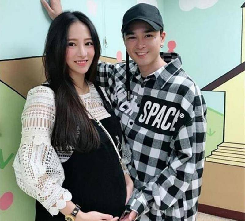 这位30岁的女演员穿着浴袍与一位富商约会，她并不回避接受采访。她坦言：他老婆也知道。