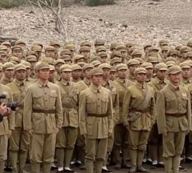 易烊千玺穿军装照片(易烊千玺黑衣照)